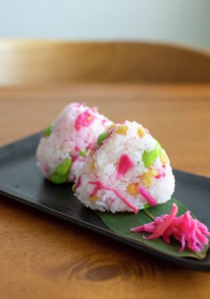 鮮やか!紅生姜と枝豆のおむすび-レシピのメイン写真
