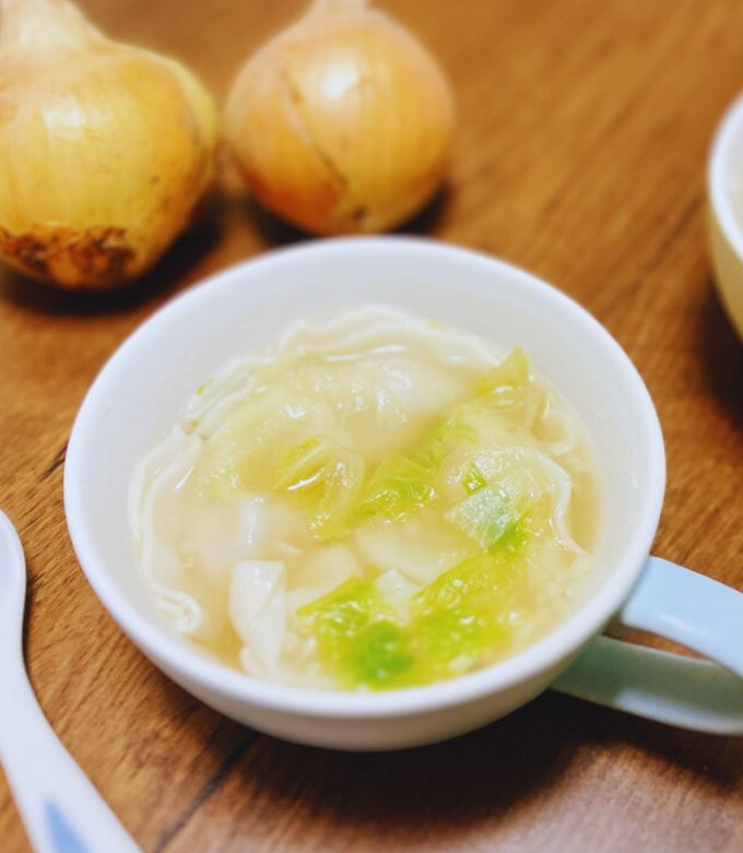 コンソメいらず！玉ねぎ麹のワンタンスープ-レシピのメイン写真