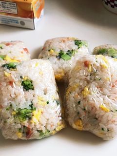鮭チーズと卵ブロッコリーのおにぎり-レシピのメイン写真