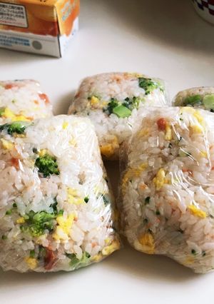 鮭チーズと卵ブロッコリーのおにぎり-レシピのメイン写真