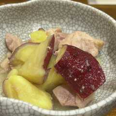 รูปของ 相性抜群！さつまいもと鳥もも肉の煮物
