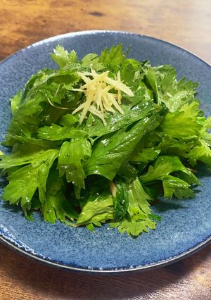 簡単苦美味い！セロリの葉っぱサラダ。-レシピのメイン写真