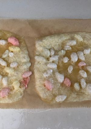 食べ忘れた雛あられonスライスチーズ-レシピのメイン写真