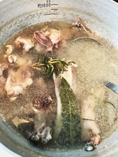 ハーブを使った鶏ガラのスープストック-レシピのメイン写真