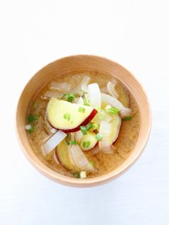 定番【さつまいもと玉ねぎのお味噌汁】-レシピのメイン写真