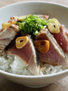 かつおのガーリックステーキ丼-レシピのメイン写真
