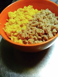 鶏そぼろの二色丼-レシピのメイン写真