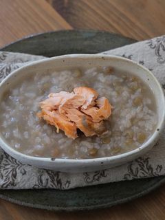【雨の日の薬膳】レンズ豆と鮭の薬膳がゆ-レシピのメイン写真