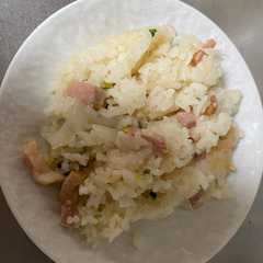 รูปของ 炊飯器で新玉ねぎのベーコンピラフ
