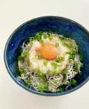 とろろと大根おろしの月見しらす丼