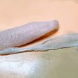 釣って来たフグの身皮を引く
