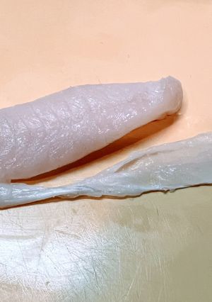 釣って来たフグの身皮を引く-レシピのメイン写真