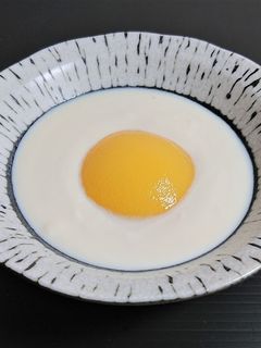 豆乳ヨーグルトと黄桃でフェイク目玉焼き-レシピのメイン写真