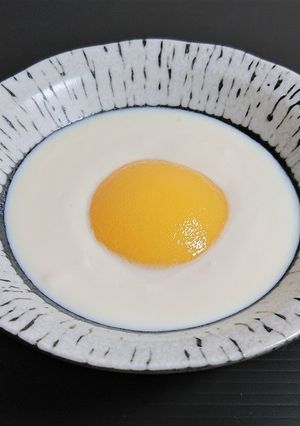 豆乳ヨーグルトと黄桃でフェイク目玉焼き-レシピのメイン写真