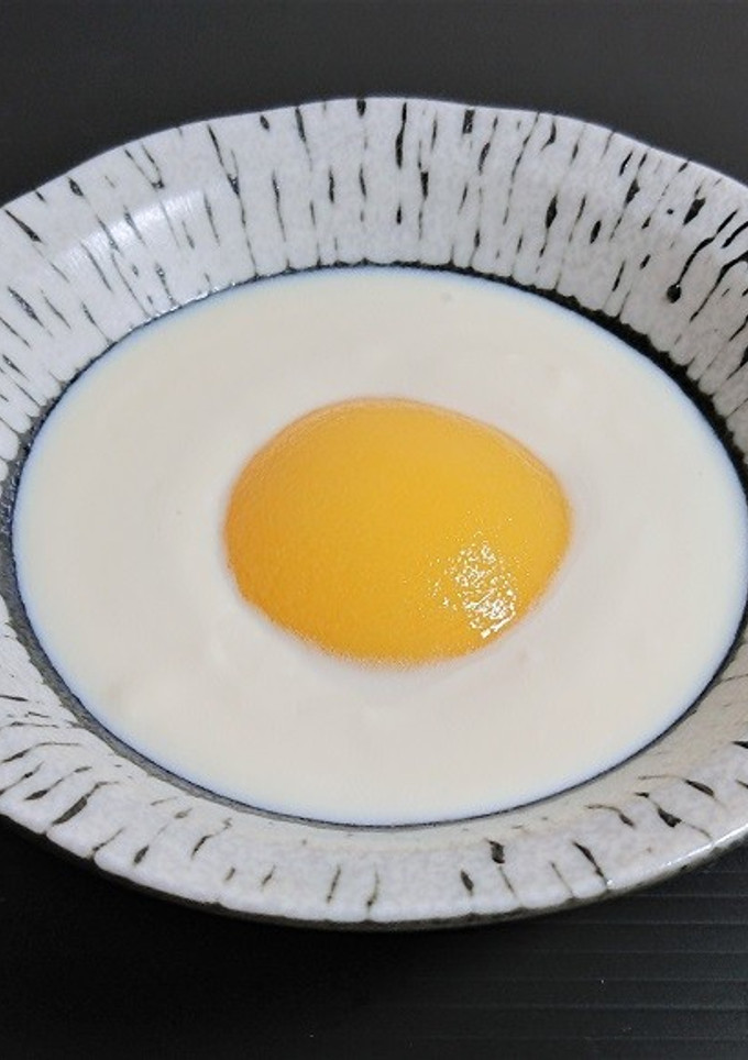 豆乳ヨーグルトと黄桃でフェイク目玉焼き-レシピのメイン写真