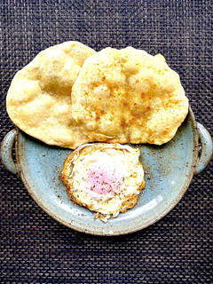 揚げパン&揚げ卵で朝食-レシピのメイン写真