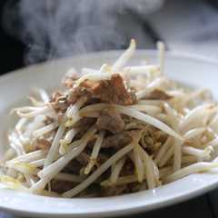รูปของ 強気の牛肉ともやし炒めは主役交代の人生劇