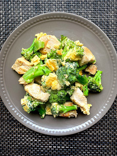 ブロッコリーと鶏胸肉のマヨたま炒め-レシピのメイン写真