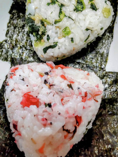おにぎり♪おにぎり中身は~♡楽しみ♪(笑-レシピのメイン写真