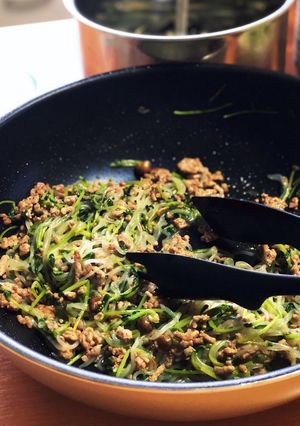 豆苗とひき肉としらたきの炒め煮-レシピのメイン写真