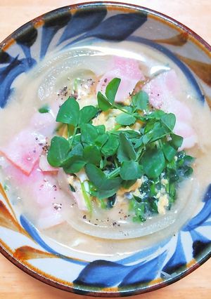 豆苗と玉ネギとベーコンと卵の味噌汁-レシピのメイン写真