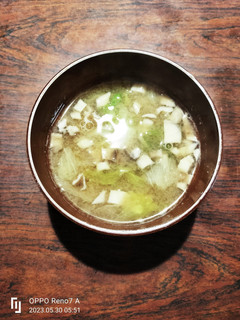 舞茸と契りレタスと根菜の麹味噌汁-レシピのメイン写真
