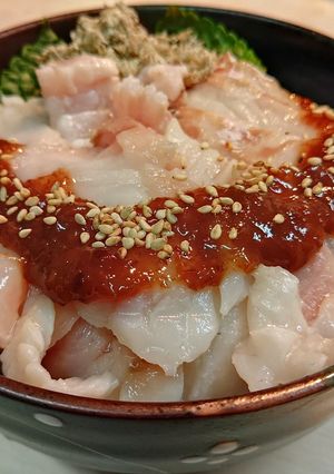 ヒラメの湯引き丼　梅肉ソース-レシピのメイン写真