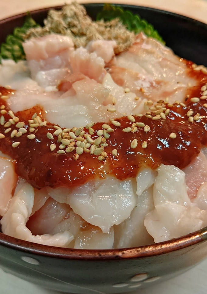 ヒラメの湯引き丼　梅肉ソース-レシピのメイン写真