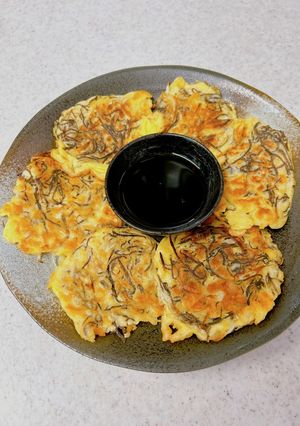 たこ焼き粉でカリとろ♪生もずくの落とし焼-レシピのメイン写真