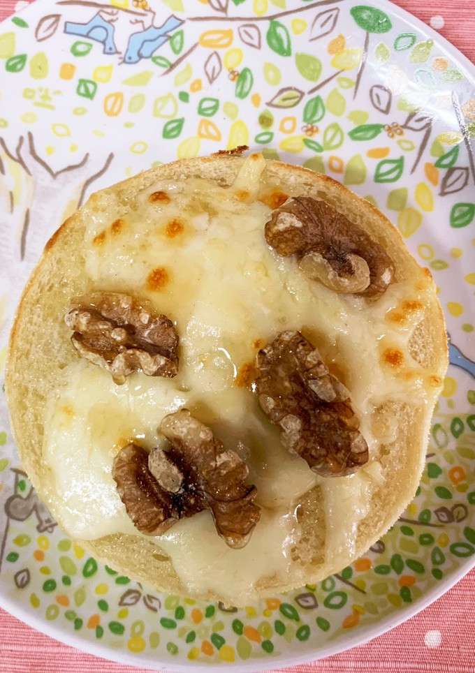 チーズトースト、くるみとはちみつ添え-レシピのメイン写真