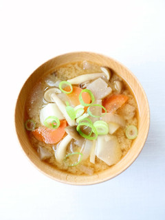 旨味ある【里芋と色々野菜のお味噌汁】-レシピのメイン写真