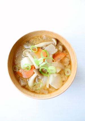 旨味ある【里芋と色々野菜のお味噌汁】-レシピのメイン写真