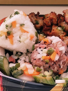 “漬物紅白おむすび大根・胡瓜・人参弁当”-レシピのメイン写真