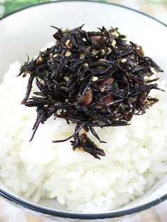 カリカリ梅で簡単*梅ひじきのふりかけ-レシピのメイン写真