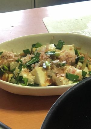 ちぎり木綿豆腐のニラめんつゆごま油あえ-レシピのメイン写真