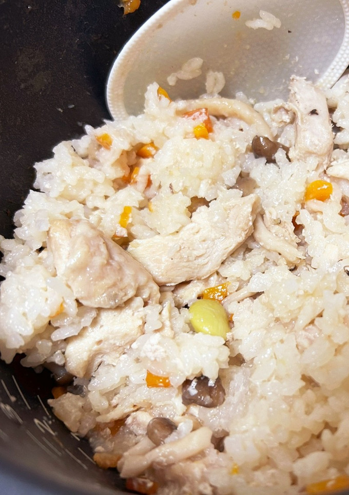 炊飯器にお任せ鶏肉とキノコの炊き込みご飯-レシピのメイン写真