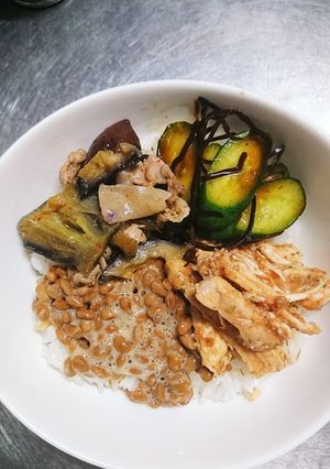 混ぜ混ぜして!納豆むね肉きゅうり丼-レシピのメイン写真