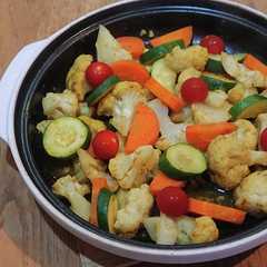 รูปของ 蒸し野菜のカレー麹炒め