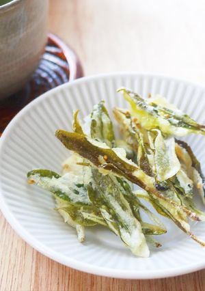茶摘みの後のお楽しみ♪生茶葉の米粉天ぷら-レシピのメイン写真