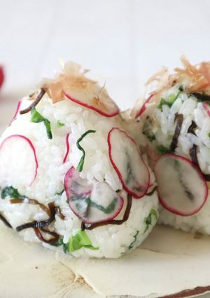 ラディッシュと塩昆布のおにぎり-レシピのメイン写真
