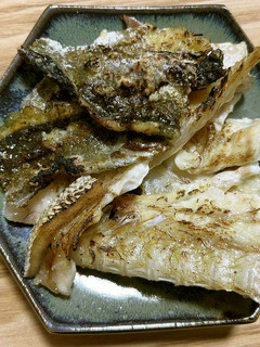 すずきの塩焼き(カマ、腹身、皮)-レシピのメイン写真