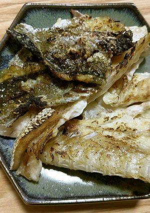 すずきの塩焼き(カマ、腹身、皮)-レシピのメイン写真