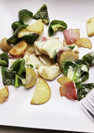 朝食に皮ごとポテトベーコンピーマンチーズ-レシピのメイン写真