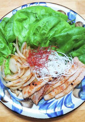 豚バラ肉の中華風焼肉をサラダ菜巻きで-レシピのメイン写真