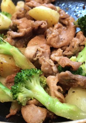 豚肉とじゃがいもの醤油ガリバタ炒め-レシピのメイン写真