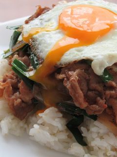 豚肩ロースと青ニラと半熟目玉焼きの旨辛飯-レシピのメイン写真
