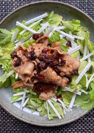豚バラとセロリ菜の椎茸醤サラダ-レシピのメイン写真