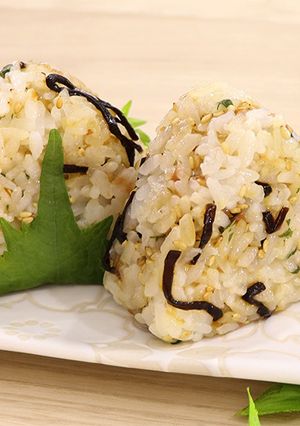 混ぜるだけ♪梅と塩昆布のおにぎり-レシピのメイン写真