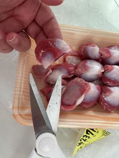 砂肝はキッチンはさみで下処理-レシピのメイン写真
