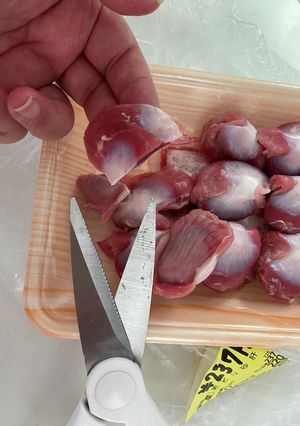 砂肝はキッチンはさみで下処理-レシピのメイン写真